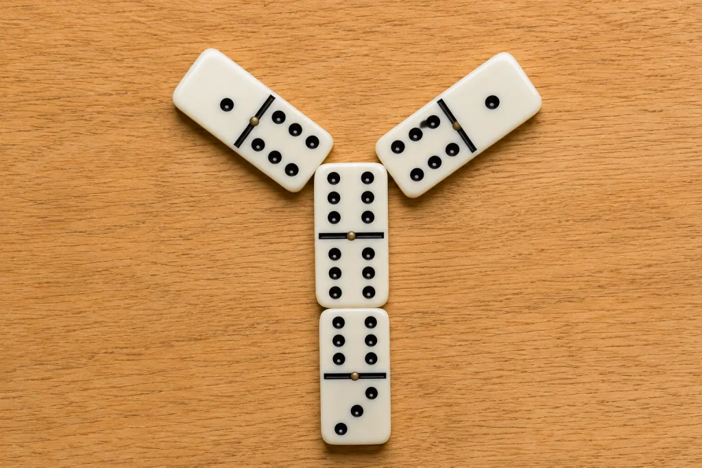 A double domino with three tiles branching off it, forming the three-pronged chicken foot shape